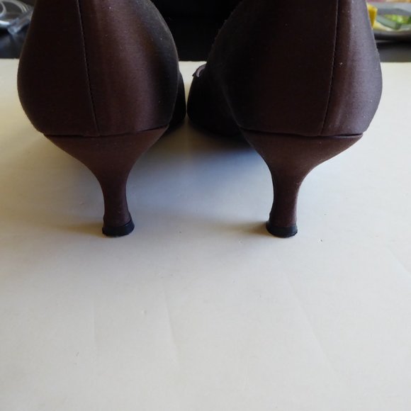 Stuart Weitzman Kitten Heel Brown Fabric Cut Out Beaded Design Pump US Size 8 - Picture 7 of 12